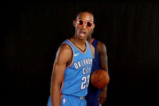 哈利伯顿24分字母利拉德缺阵 步行者擒雄鹿3-1